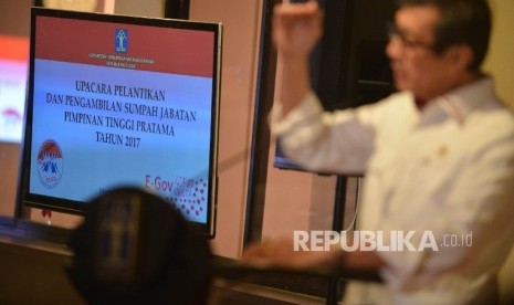 Menteri Hukum dan HAM Yasonna Laoly memberikan kata sambutan saat pelantikan Kepala Kantor Wilayah Kemenkumham Riau Dewa Putu Gede (kanan) di Gedung Pengayoman Kemenkumham, Jakarta, Senin (8/5).