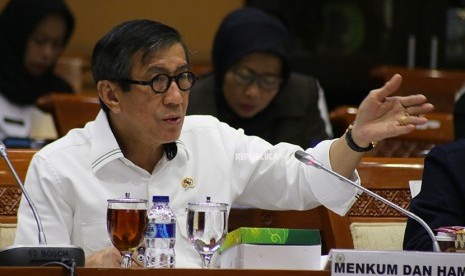  Menteri Hukum dan HAM Yasonna Laoly menghadiri rapat kerja bersama Komisi III DPR di Kompleks Parlemen, Senayan, Jakarta, Rabu (11/4). 