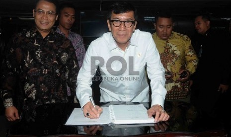 Menteri Hukum dan HAM Yasonna Laoly saat tiba di ruang pimpinan MPR, Kompleks Parlemen Senayan, Jakarta, Kamis (12/3). 