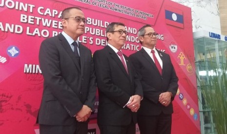 Menteri Hukum dan HAM Yasonna Laoly (tengah), Dirjen Administrasi Hukum Umum (AHU) Kemenkumham Cahyo R Muzhar (kiri), dan Duta Besar Indonesia untuk Laos Pratito Soeharyo (kanan) di gedung Direktorat Jenderal AHU Kemenkumham, Jakarta Selatan, Senin (4/11).