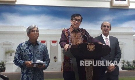  Menteri Hukum dan Ham Yassona Laoly (tengah) ditemani Wakil Menteri Luar Negeri, AM Fachir (kiri), memberikan keterangan pers terkait pertemuan Presiden Jokowi dan Komisioner HAM PBB, Selasa (6/2). 