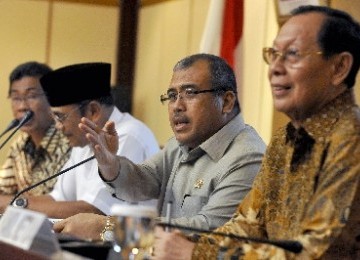 Menteri Hukum & HAM Patrialis Akbar yang juga Ketua panitia seleksi (Pansel) calon pimpinan KPK tahun 2011 memimpin rapat perdana Pansel bersama Wakil Pansel Soeharto (kanan), Irjen Pol (Purn) Ritonga (dua dari kiri).