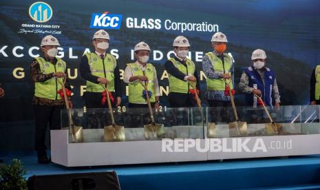 Menteri Investasi Bahlil Lahadalia (ketiga kiri) didampingi Gubernur Jawa Tengah Ganjar Pranowo (kedua kanan), Bupati Batang Wihaji (kiri) dan COE KCC Glass Corporation Nae-Hoan Kim (ketiga kanan) bersiap meletakkan batu pertama saat 