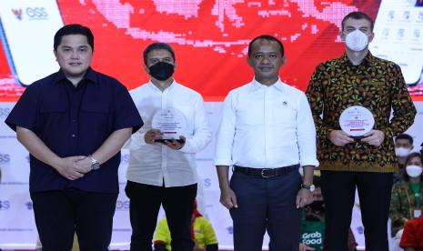 Menteri Investasi/Kepala BKPM Bahlil Lahadalia (kedua kanan) bersama Menteri BUMN Erick Thohir (kiri) dan Presiden Direktur PT HM Sampoerna Tbk. (Sampoerna) Vassilis Gkatzelis (kanan) saat penyerahan apresiasi kepada perusahaan mitra pada acara Pemberian Nomor Induk Berusaha (NIB) Pelaku Usaha Mikro dan Kecil (UMK) Perseorangan di Museum De Tjolomadoe, Karanganyar, Jawa Tengah, Rabu (6/7/2022). Sekitar seratus pelaku UMKM binaan Sampoerna turut menerima NIB pada acara tersebut.