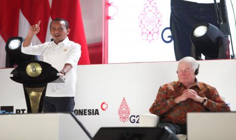 Menteri Investasi/Kepala BKPM Bahlil Lahadalia (kiri) didampingi Chairman of the Board and Chief Executive Officer Freeport McMoran Richard C Adkerson (kanan) menyampaikan materi saat Orasi Ilmiah di Institut Teknologi Sepuluh Nopember (ITS) Surabaya, Jawa Timur, Selasa (4/10/2022). Orasi Ilmiah itu bertema Transformasi Ekonomi melalui Hilirisasi dengan Kearifan Lokal. 