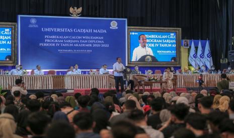  Menteri Investasi/Kepala BKPM, Bahlil Lahadalia, saat memberikan sambutan pada Wisuda Program Sarjana dan Diploma Tahun Akademik 2021/2022 di Grha Sabha Pramana Universitas Gadjah Mada (UGM), Rabu (24/8/2022).