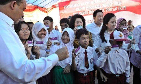 Menteri Kabinet Kerja membagikan Kartu Indonesia Pintar (KIP), Kartu Indonesia Sehat (KIS), dan Kartu Keluarga Sejahtera (KKS) di Penjaringan, Jakarta, Rabu (13/5). 