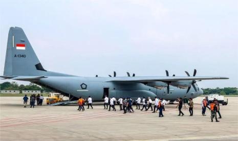 Menteri Kabinet Merah Putih berjalan untuk menaiki pesawat C-130 J Super Hercules A-1340 TNI AU di Base Ops Lanud Halim Perdanakusuma, Jakarta Timur, Kamis (24/10/2024).