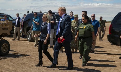 Menteri Keamanan Dalam Negeri AS Kirstjen Nielsen mendampingin Presiden AS Donald Trump saat mengunjungi sebagian tembok perbatasan dengan Meksiko di Calexico, Kalifornia, Jumat (5/4).