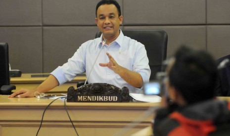 Menteri Kebudayaan dan Pendidikan Dasar dan Menengah Anies Baswedan memberikan keterangannya kepada wartawan terkait penghentian pelaksanaan kurikulum 2013 di Gedung Kementerian Pendidikan dan Kebudayaan, Jakarta, Jumat (5/12). 