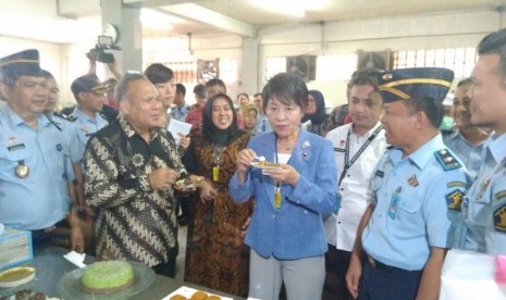 Menteri Kehakiman Jepang, Yoko Kamikawa (tengah) saat berkunjung ke Lapas Cipinang, Jakarta, Sabtu (9/9)