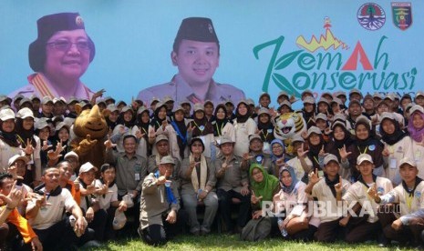 Menteri Kehutanan dan Lingkungan Hidup Siti Nurbaya Bakar bersama ratusan peserta Kemah Konservasi 2017 di Sekolah Usaha Perikanan Menengah (SUPM) Kotaagung, Kabupaten Tanggamus, Lampung, Ahad (2/4).