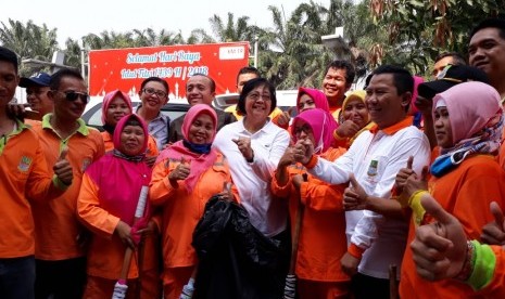 Menteri Kehutanan dan Lingkungan Hidup, Siti Nurbaya Bakar Memantau Sampah di Sepanjang Jalan Tol Jakarta-Cikampek, Rabu (13/6)