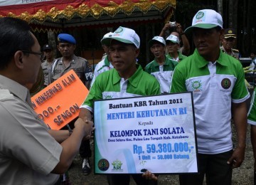 Menteri Kehutanan memberikan bantuan Kebun Bibit Rakyat (KBR) kepada Kelompok Petani Hutan di kabupaten Kota Baru Kalimantan Selatan, Rabu (7/12).