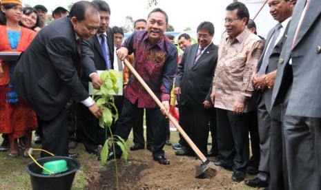  Menteri Kehutanan menanam pohon kenangan di Kantor Pusat HKBP di Pearaja Tarutung, Tapanuli Utara, Sumut. (dok.Pusat Humas Kemenhut)