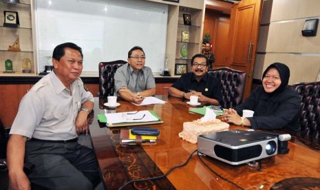 Menhut Zulkifli Hasan didampingi Plt Dirjen PHKA Sony Partono (kiri), saat menggelar rapat kasus KBS bersama Gubernur Jatim Soekarwo (kedua kanan) dan Wali Kota Surabaya Tri Rismaharini (kanan).