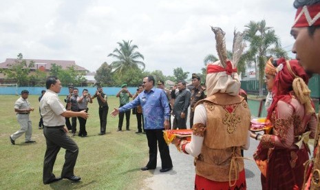 Menteri Kehutanan Zulkifli Hasan (kiri) disambut oleh Wakil Bupati Sintang Ignasius Juan saat melakukan kunjungan kerja di Kabupaten Sintang, Kalbar, Kamis (13/3).