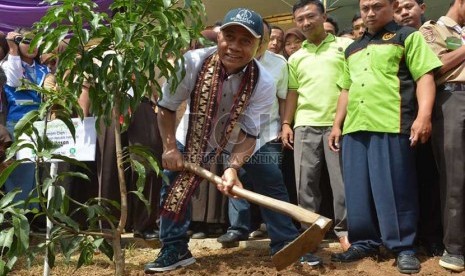  Menteri Kehutanan Zulkifli Hasan melakukan penanaman pohon di halaman SMAN 2 Pringsewu,Lampung, Sabtu (11/1). (dok.Pushumas Kemenhut)