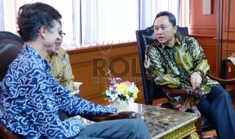 Menteri Kehutanan Zulkifli Hasan menerima kunjungan Duta Besar Amerika Serikat untuk Indonesia, Robert O. Blake, di ruang kerja Menteri Kehutanan Jakarta, Jumat (19/9).   (Dok.Pushumas Kemenhut)