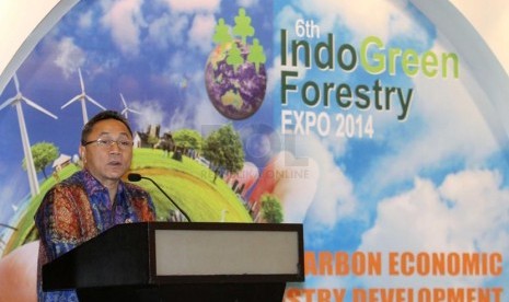 Menteri Kehutanan Zulkifli Hasan mengunjungi stand Pameran 'The 6th IndoGreen Forestry Expo 2014' di Jakarta Convention Center, Jumat, (11/4).