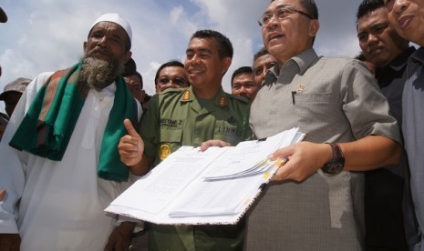 Menteri Kehutanan Zulkifli Hasan menunjukkan berkas SK Hutan Kemasyarakatan (Hkm) telah ditandatanganinya di Tanjungkurung, Waykanan, Lampung, Jumat (19/4).