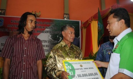  Menteri Kehutanan Zulkifli Hasan menyerahkan bantuan KBR (Kebun Bibit Rakyat) di kabupaten Sintang, Provinsi Kalimantan Barat, Kamis (13/3).