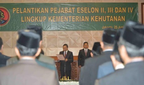 Menteri Kehutanan Zulkifli Hasan saat melantik pejabat lingkup kementerian kehutanan