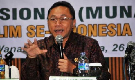 Menteri Kehutanan Zulkifli Hasan (tengah) menyampaikan sambutan saat membuka Munas I Ikatan Saudagar Muslim se-Indonesia di gedung Manggala Wanabakti Jakarta,Jumat (26/4).