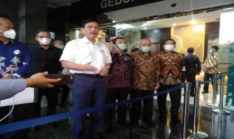 Menteri Kelautan dan Perikanan Ad Interim Luhut Binsar Pandjaitan menjawab pertanyaan awak media di kantor KKP, Gambir, Jakarta Pusat, Jumat (27/11).