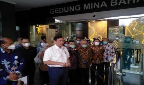 Menteri Kelautan dan Perikanan Ad Interim Luhut Binsar Pandjaitan menjawab pertanyaan awak media di kantor KKP, Gambir, Jakarta Pusat, Jumat (27/11).