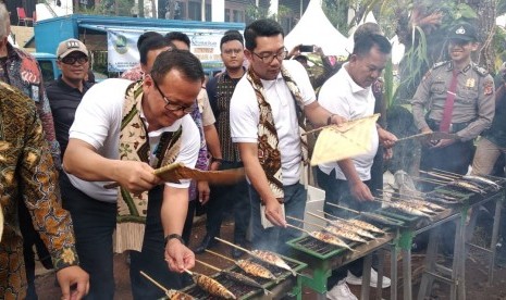 Menteri Kelautan dan Perikanan Edhy Prabowo (kiri,red) bersama Gubernur Jabar Ridwan Kamil  sempat membakar ikan untuk dibagikan ke masyarskat secara gratis di Gedung Sate. 