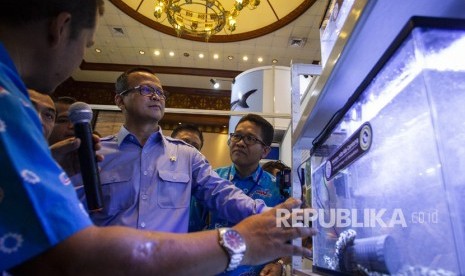 Menteri Kelautan dan Perikanan Edhy Prabowo (tengah) mengamati produk yang ditawarkan di salah satu stan Pameran Aquatica Asia dan Indoaqua 2019 di Balai Kartini, Jakarta, Rabu (6/11/2019). 