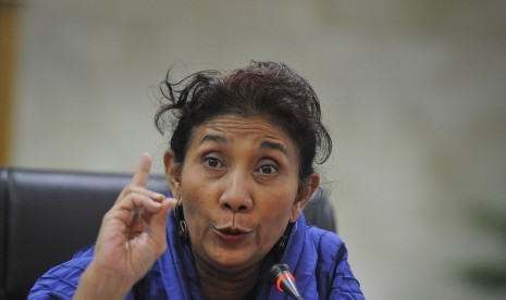 Menteri Kelautan dan Perikanan (KKP) Susi Pudjiastuti memberikan keterangan tentang kasus perbudakan abk asing PT Pusaka Benjina Resources (PBR), Benjina, Maluku di Kantor Kementerian KKP, Jakarta, Rabu (8/4).