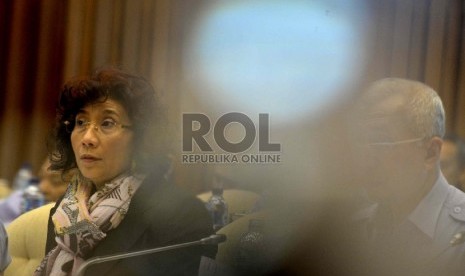 Menteri Kelautan dan Perikanan (KKP) Susi Pudjiastuti mengikuti rapat kerja dengan Komisi IV DPR RI di Kompleks Parlemen, Senayan, Jakarta, Senin (26/1).(Republika/ Wihdan)