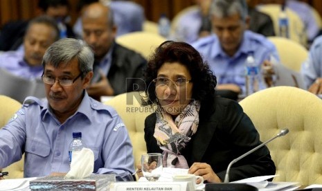 Menteri Kelautan dan Perikanan (KKP) Susi Pudjiastuti mengikuti rapat kerja dengan Komisi IV DPR RI di Kompleks Parlemen, Senayan, Jakarta, Senin (26/1).(Republika/ Wihdan)