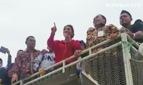 Menteri Kelautan dan Perikanan (KKP) Susi Pudjiastuti saat menemui para demonstran nelayan di kawasan Monumen Pancasila (Monas), Jakarta, Rabu (17/1), sore.