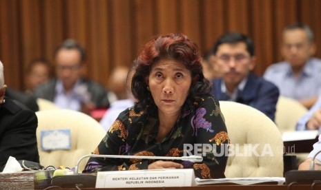 Menteri Kelautan dan Perikanan (KKP) Susi Pudjiastuti (tengah) mengikuti rapat kerja dengan Komisi IV di Kompleks Parlemen, Senayan, Jakarta, Selasa (14/6).