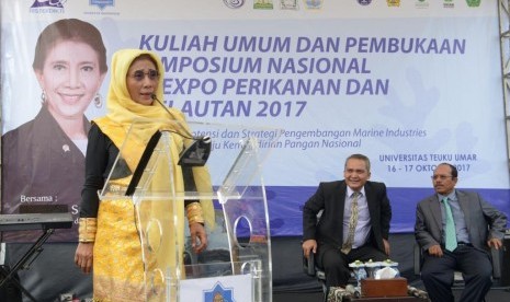 Menteri Kelautan dan Perikanan Republik Indonesia, Susi Pudjiastuti memberikan Kuliah Umum pada acara Kuliah Umum, Simposium Nasional dan Expo Perikanan dan Kelautan 2017, di Universitas Teuku Umar, Meulaboh, Senin (16/10/).