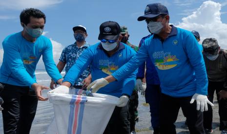 Menteri Kelautan dan Perikanan RI Sakti Wahyu Trenggono (kanan) membersihkan sampah dalam Bulan Cinta Laut di Pantai Kuta, Badung, Bali, Kamis (10/3/2022). Kegiatan yang digelar oleh Kementerian Kelautan dan Perikanan (KKP) tersebut merupakan gerakan untuk kampanye menjaga kesehatan laut dan menjaga kebersihan laut agar terbebas dari sampah plastik. 