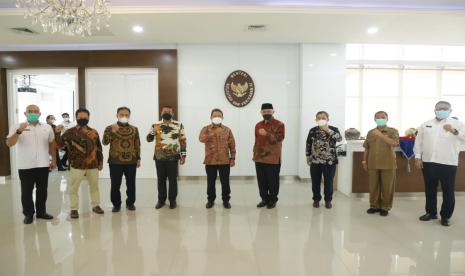 Menteri Kelautan dan Perikanan Sakti Wahyu Trenggono didampingi Plt. Dirjen Perikanan Tangkap M. Zaini, Kepala BRSDM Sjarief Widjaja, serta jajaran Staf Khusus menerima audiensi Gubernur Sumatra Barat Mahyeldi Ansharullah, Wakil Gubernur Sumatra Barat Audy Joinaldy dan jajarannya di Ruang Rapat, Gd. Mina Bahari IV, Kantor KKP.