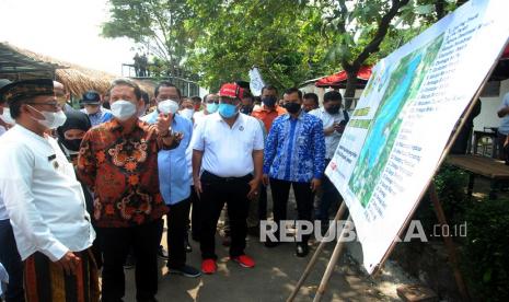 Menteri Kelautan dan Perikanan Sakti Wahyu Trenggono (kedua kiri) berbincang dengan Kepala Desa Pemagarsari Dian Iskandar (kiri) saat kunjungan kerja di Situ Lebak Wangi, Desa Wisata Pemagarsari, Kabupaten Bogor, Jawa Barat, Jumat (22/10/2021). Dalam kunjungan kerjanya, Menteri Kelautan dan Perikanan menebar 100 ribu benih ikan dalam rangka meningkatkan budidaya ikan, ekonomi rakyat dan membangun desa wisata sebagai tempat hiburan sehat, terjangkau dan alami. 