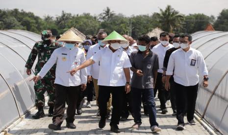 Menteri Kelautan dan Perikanan Sakti Wahyu Trenggono mengunjungi produksi garam.