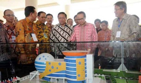  Menteri Kelautan dan Perikanan Sharif C. Sutardjo (kedua kanan) dan Menko Kesra Agung Laksono (keempat dari kiri), saat meninjau Gedung CTI di Manado, Senin (11/2).