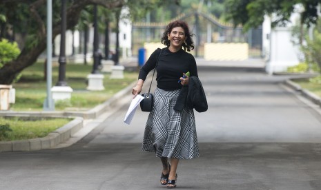 Menteri Kelautan dan Perikanan Susi Pudjiastuti berjalan meninggalkan Istana Merdeka usai melakukan pertemuan tertutup dengan Presiden Joko Widodo di Jakarta, Rabu (16/9). 