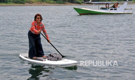 Menteri Kelautan dan Perikanan Susi Pudjiastuti bermain Paddle di Pantai Bangsring, Banyuwangi, Jawa Timur, Selasa (2/4/2019).