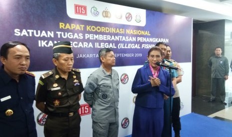 Menteri Kelautan dan Perikanan, Susi Pudjiastuti bersama jajaran lintas kementerian menghadiri Rakornas Satgas Pemberantasan Penangkapan Ikan Secara Ilegal di Jakarta, Selasa (17/9). 