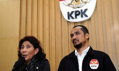 Menteri Kelautan dan Perikanan Susi Pudjiastuti bersama Ketua KPK Abraham Samad.