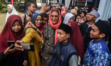 Menteri Kelautan dan Perikanan Susi Pudjiastuti berswafoto dengan warga pada kunjungan kerja di Pondok Pesatren An Nur Jarnauziyah, Kota Tasikmalaya, Jawa Barat, Rabu (10/4/2019). 