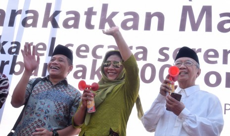 Menteri Kelautan dan Perikanan Susi Pudjiastuti (dua kanan), Pengasuh Ponpes Tebuireng KH Salahuddin Wahid (kanan) membuka pencatatan rekor Museum Rekor Dunia Indonesia (MURI) di area parkir makam Gus Dur Ponpes Tebuireng Jombang, Jawa Timur, Jumat (18/11)