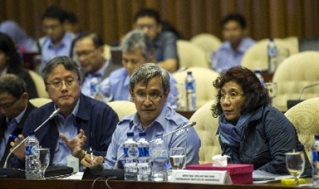 Menteri Kelautan dan Perikanan Susi Pudjiastuti (kanan).